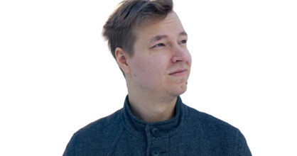 Mies katsoo kaukaisuuteen.