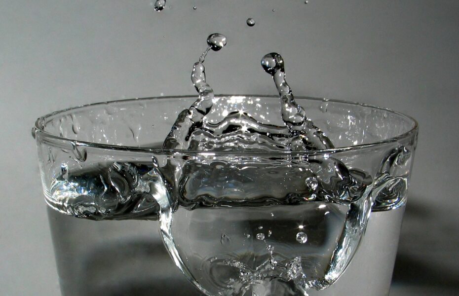 Vettä lasissa tulvii yli