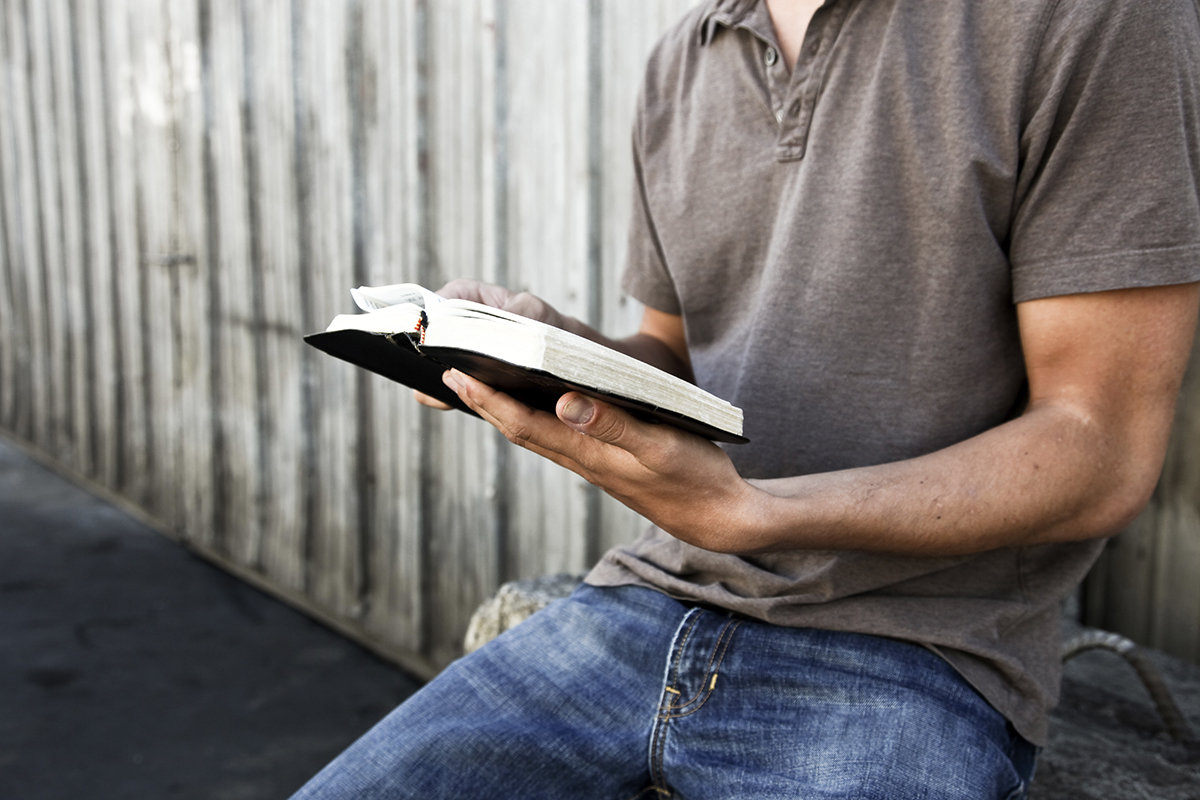 Человек читает библию и размышляет фото