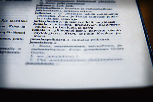 Suomen kielen oikeinkirjoitussääntöjen mukaan Jumala kirjoitetaan isolla, kun kyse on erisnimestä. KUVA: Matti Korhonen