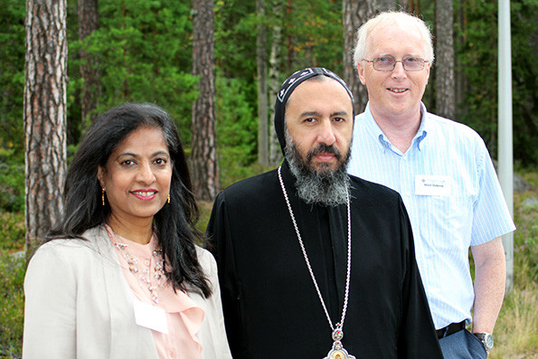 Grace Mathews, piispa Angaelos ja Mark Oxbrow luotsasivat ortodoksien ja evankelikaalien yhteyttä vahvistavaa tapaamista. Kuva: Mari Turunen