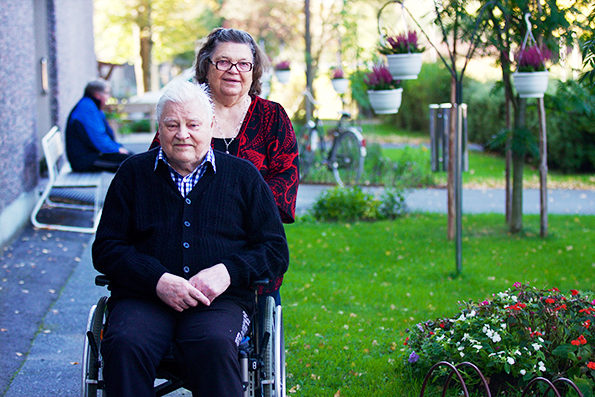 Reino ja Ilmi Valkama ovat olleet naimisissa 65 vuotta. Perhe on pysynyt läheisenä, ja lapsetkin ovat löytäneet Jeesuksen. Kuva: Susanna Sarimaa