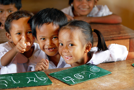 Lapsia lukutaitoluokassa, Kambodza Kuva: Ari Vitikainen