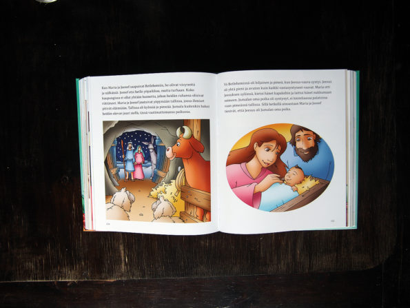 Eräs Jumalan arvokkaimpia lahjoja ihmisille on Raamattu. Siitä on tehty versioita myös lapsille. Kuva Lapsen kertomusraamatusta (Kustannus Oy Uusi Tie 2009). KUVA: SEKL