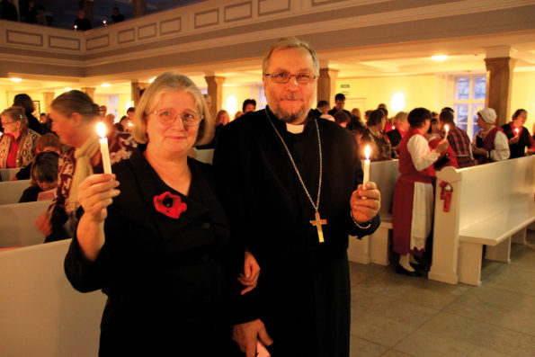 Piispa Aarre Kuukauppi ja hänen vaimonsa Alina Pietarissa, Pyhän Marian kirkon joulujuhlassa.