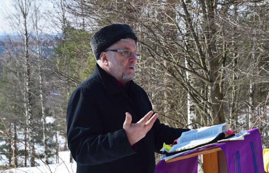 Aarre Kuukauppi saarnaa ulkona.