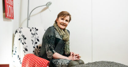 Adele istuu kotonaan.