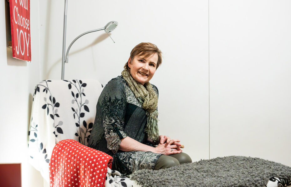 Adele istuu kotonaan.