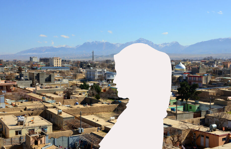 Kaupunki Afganistanissa ja hunnutetun naisen siluetti.