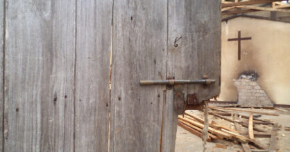 Vaurioitunut kirkkorakennus.