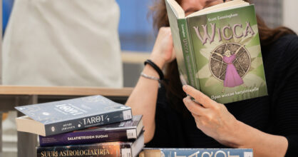 Nainen lukemassa uushenkistä kirjallisuutta.