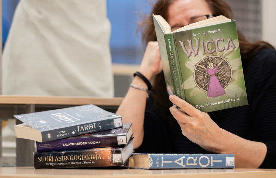 Nainen lukemassa uushenkistä kirjallisuutta.