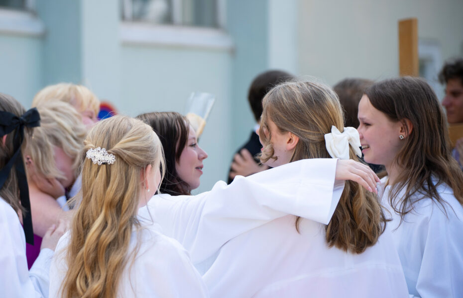 Tytöt onnittelee toisiaan. Kaksi tytöistä halaa.