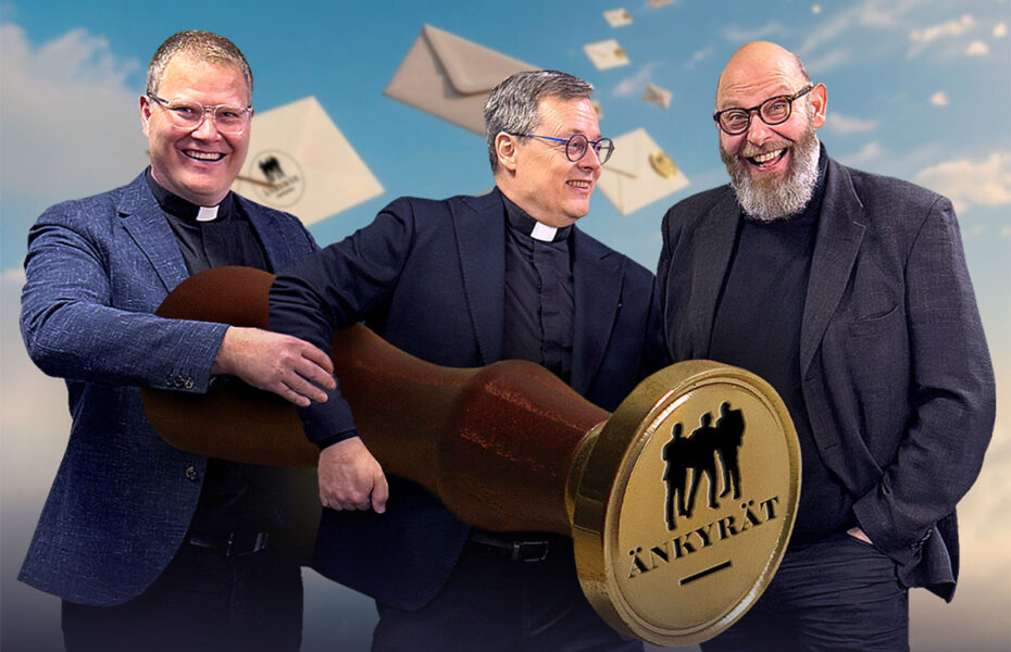 Kolme miestä hymyilee. He pitävät sylissään sinetti, jossa lukee "änkyrät".