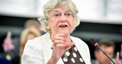 Ann Widdecombe puhuu mikrofoniin.