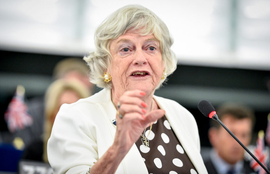 Ann Widdecombe puhuu mikrofoniin.