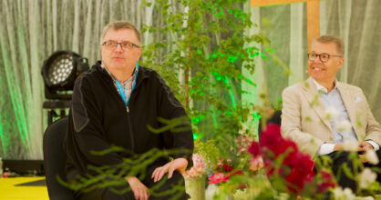 Antti Laato ja Risto huvila istuvat lavalla tuoleilla.