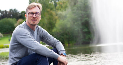 Antti Lampinen istuu järven rannalla.