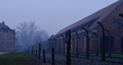 Auschwitzin keskitysleirin aita.