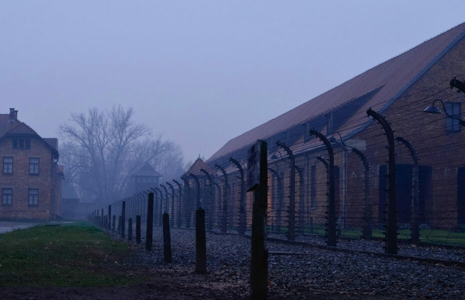 Auschwitzin keskitysleirin aita.