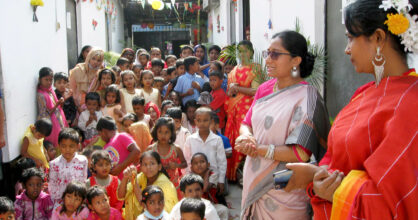 Paljon lapsia ja kaksi aikuista naista Bangladeshissa.