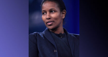 Ayaan Hirsi Ali katsoo sivulle.