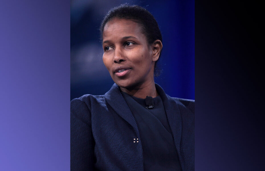 Ayaan Hirsi Ali katsoo sivulle.