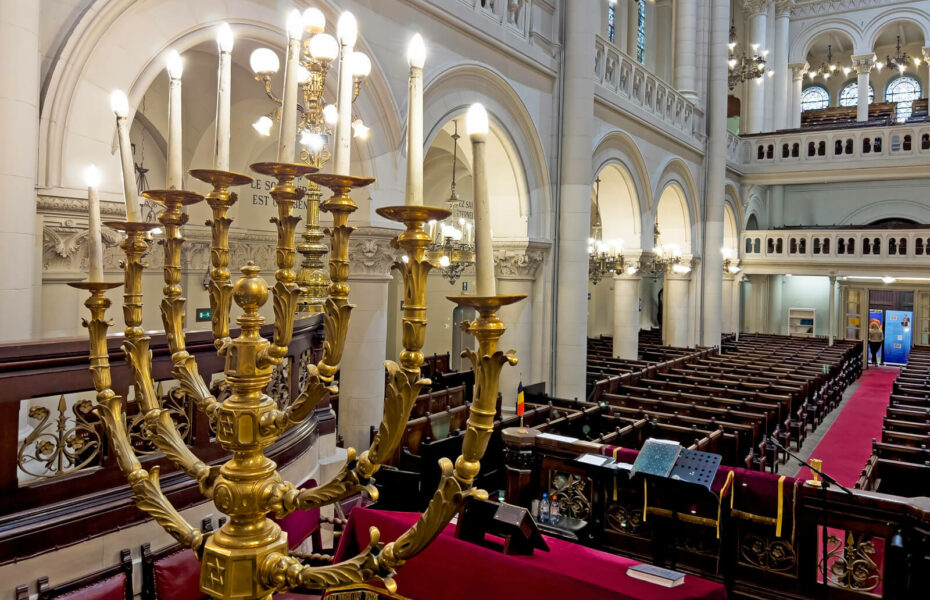 Synagoga sisältä. Etualalla kynttelikkö.