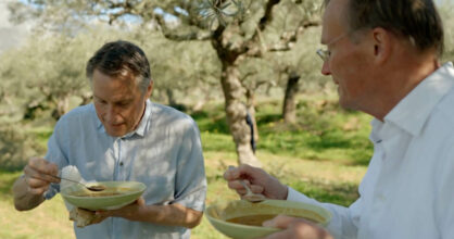 Claus ja Poul syövät puutarhassa lautasilta.