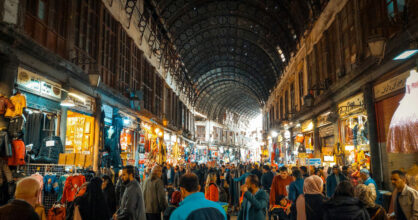 Paljon väkeä syyrialaisella torilla