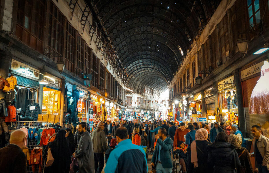 Paljon väkeä syyrialaisella torilla