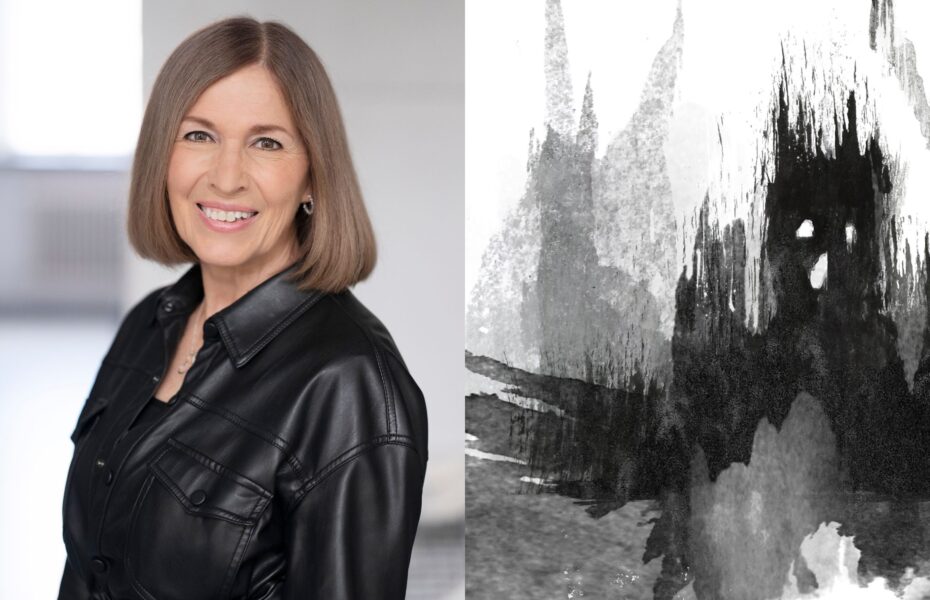 Nainen hymyilee mustassa nahkatakissa.