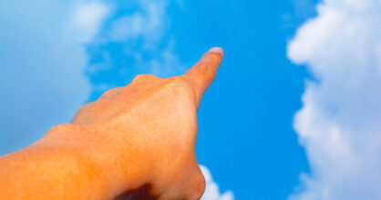 Etusormi osoittaa kohti taivasta.