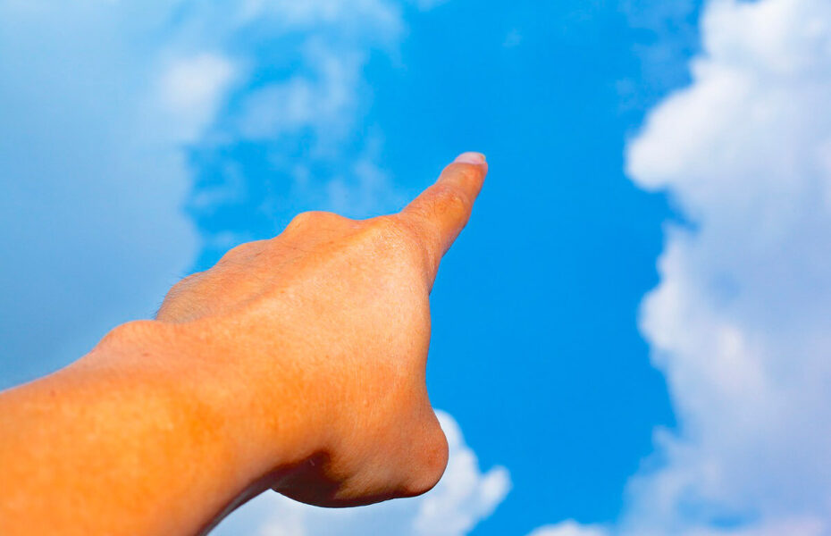 Etusormi osoittaa kohti taivasta.