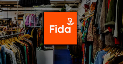 Fidan logo. Taustalla näkymä kirpputorilta.