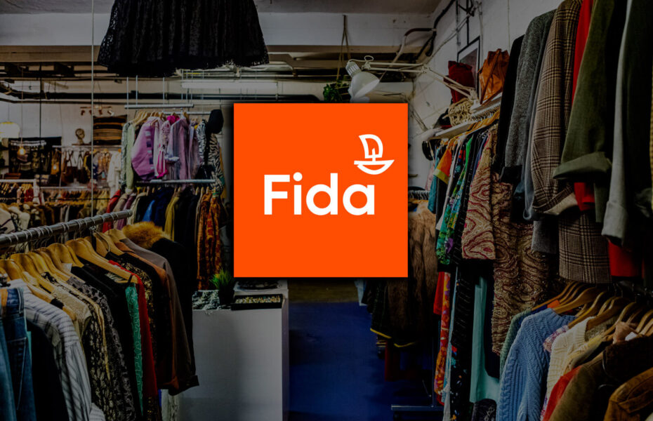 Fidan logo. Taustalla näkymä kirpputorilta.