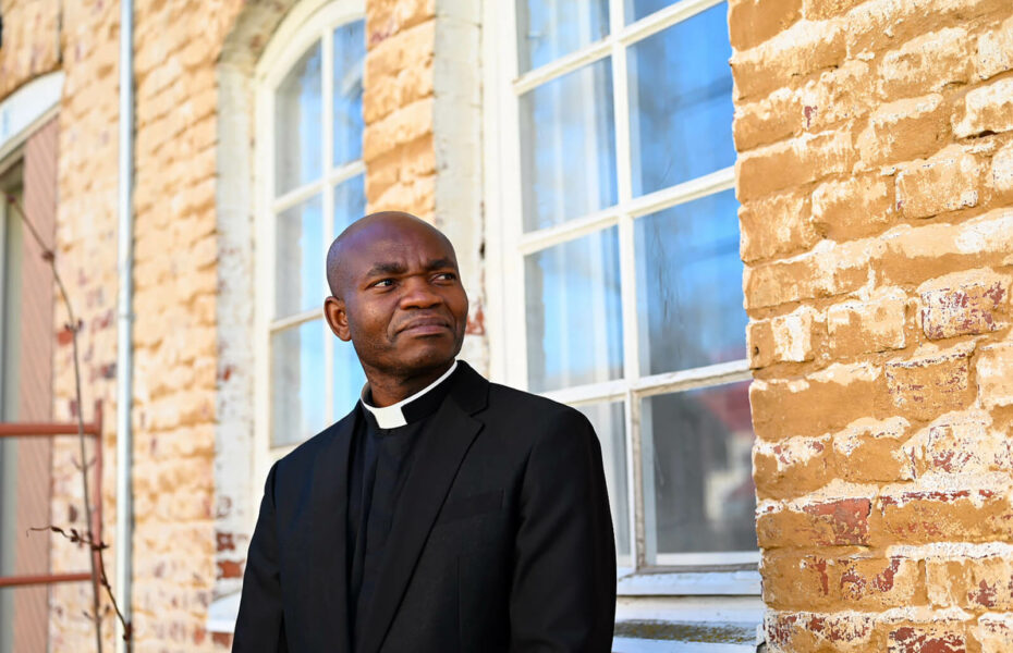 Gerson Mgayalla on papin paita.