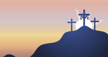 Kolme ristiä mäen päällä. Takaa nousee aurinko.