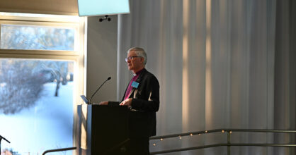 Seppo Häkkinen puhumassa