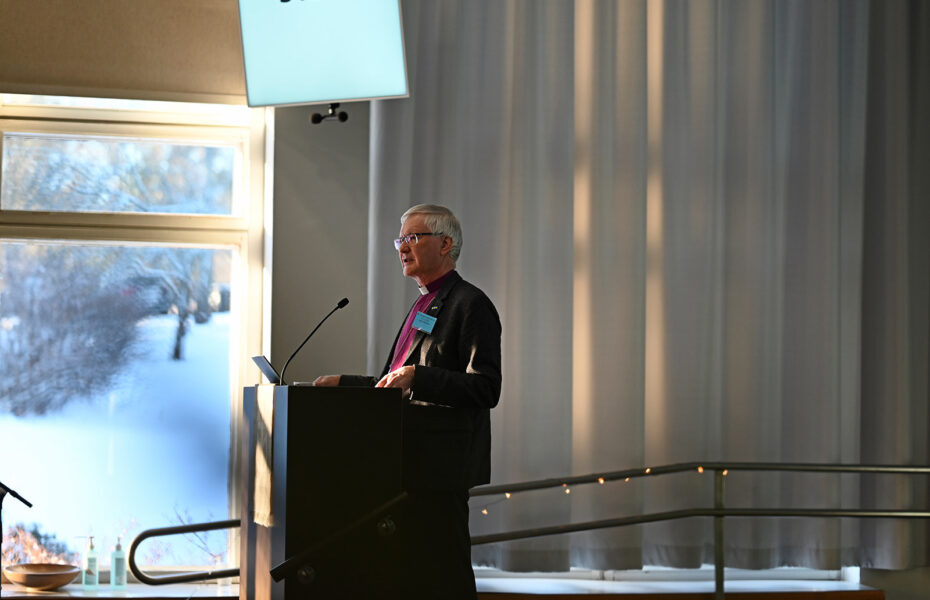 Seppo Häkkinen puhumassa