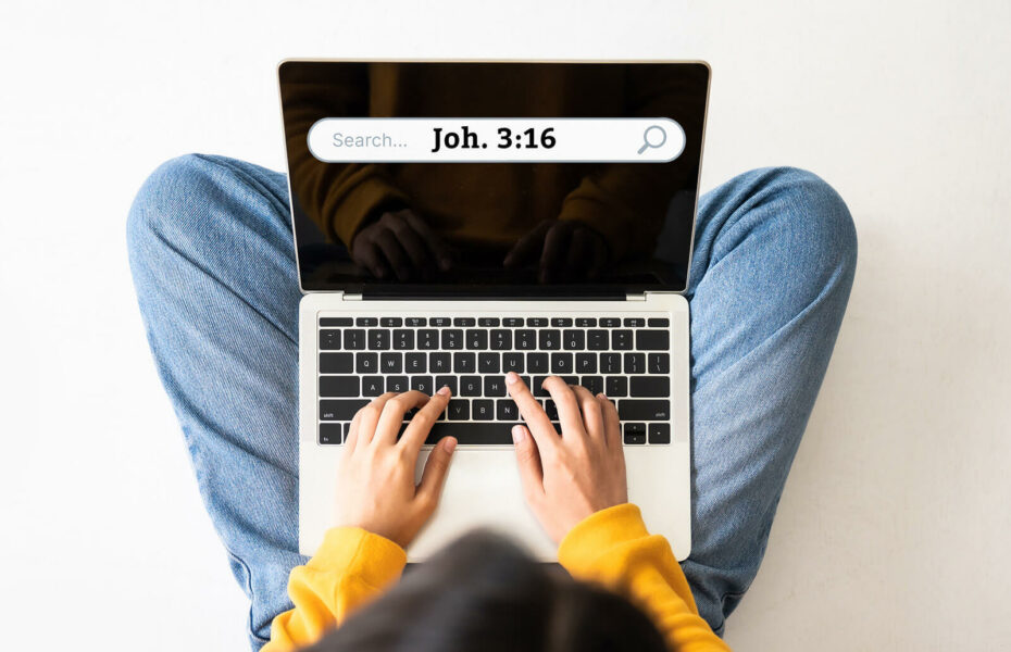 Kuvassa henkilöllä on kannettava tietokone sylisssä ja hän hakee tietoa Joh. 3:16 raamatunjakeesta