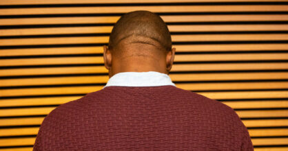 Miehen ylävartalo kuvattuna takaapäin