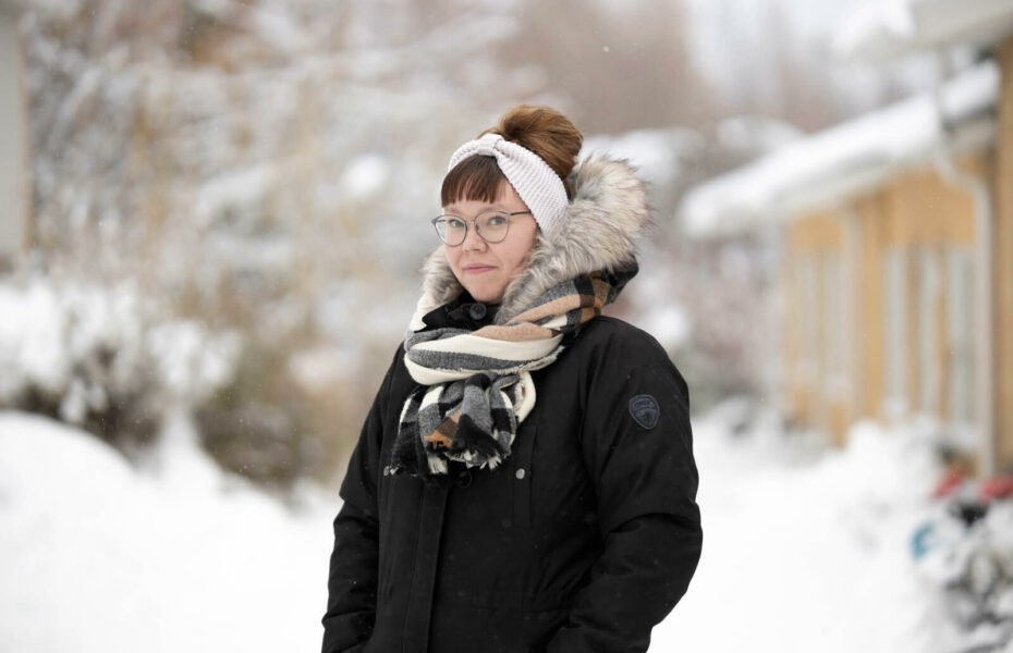 Heidi Räisällä on talvitakki, huivi ja panta. Taustalla on luminen maisema.