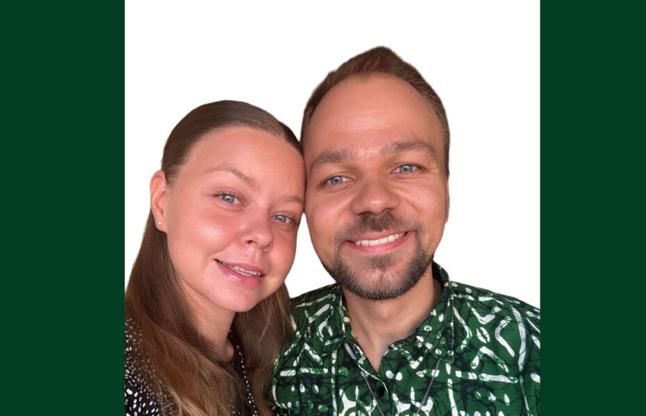 Nainen ja mies hymyilevät.