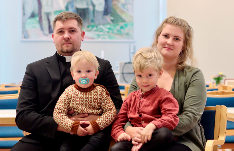 Heikkilän perhe: äiti, isä ja kaksi pientä lasta. Lapset istuvat vanhempiensa sylissä.