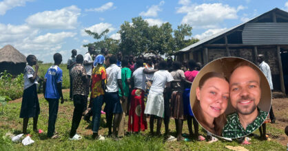 Kaksi kuvaa. Toisessa on takaapäin kuvattuna pakolaisseurakunnan kävijöitä. Toisessa on Heikkilän pariskunta.