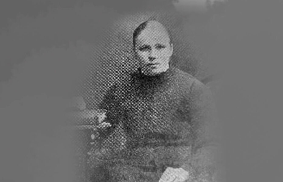 Mustavalkoinen kuva Helena Konttisesta.
