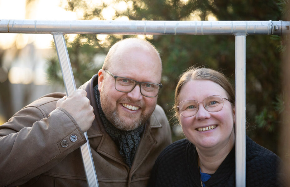 Johan ja Leena Helkkula hymyilevät.