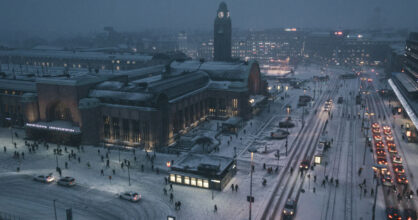 Helsingin rautatientori kuvattuna ylhäältä talvisena iltana.