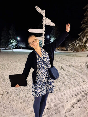 Iida Halmeen taustalla valkoinen maa ja musta taivas